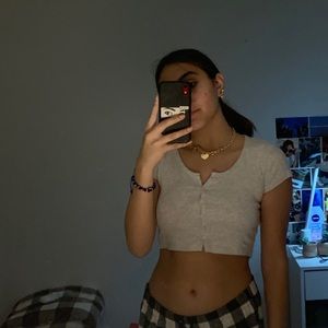 I’m selling this light grey cropped buttoned top!!